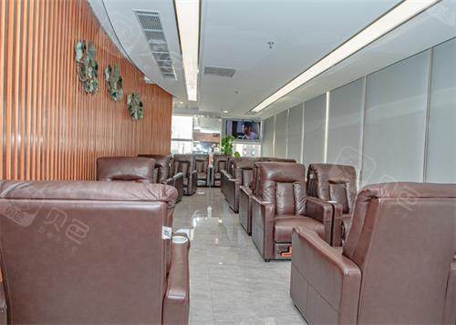 深圳爱康健口腔沙发区