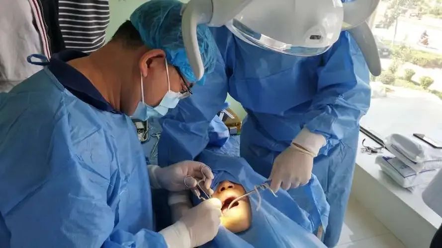 口腔医学专业毕业生活现状_威海口腔医院排名_口腔医学专科生就业发展